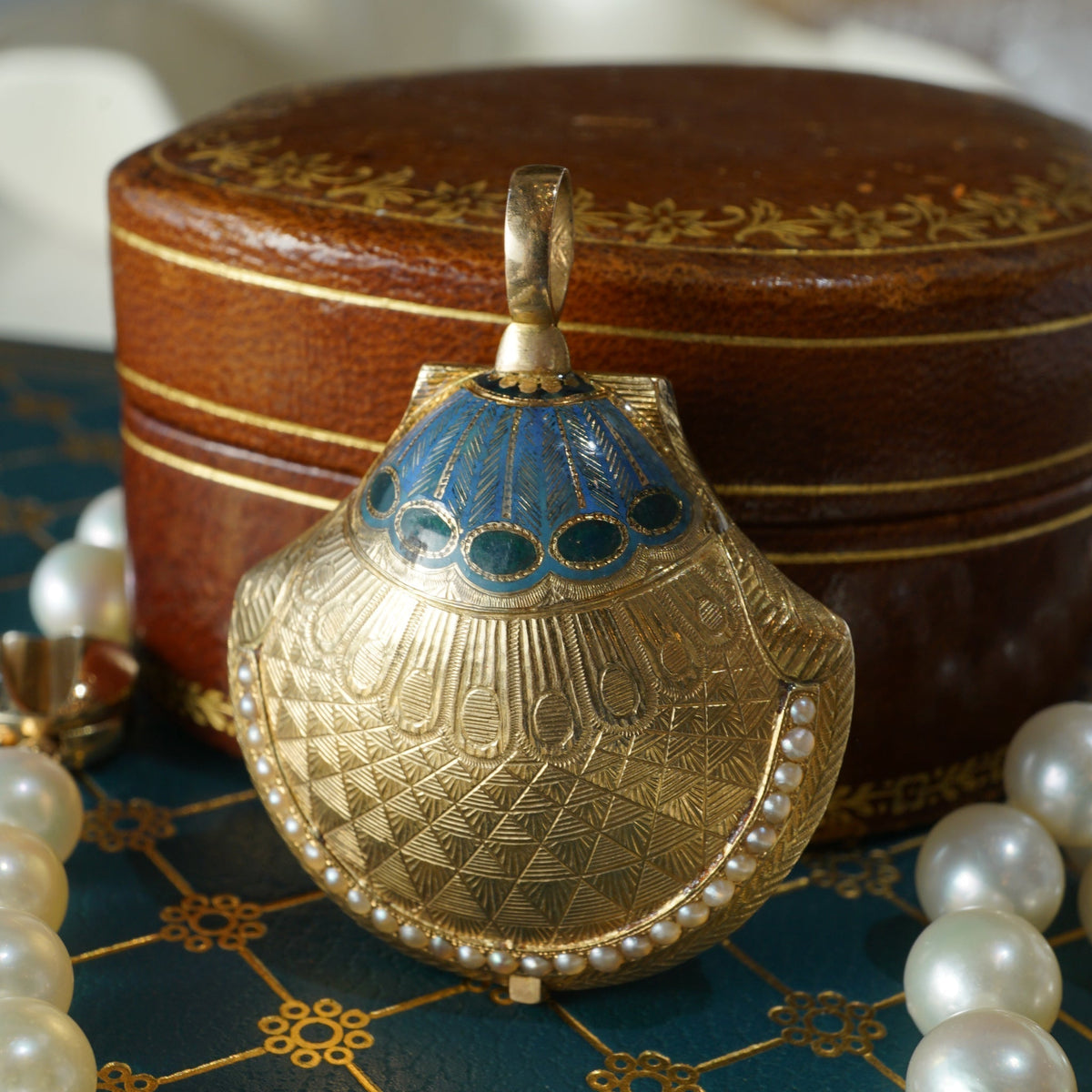 Art Nouveau Jewelry: A Collector's Guide