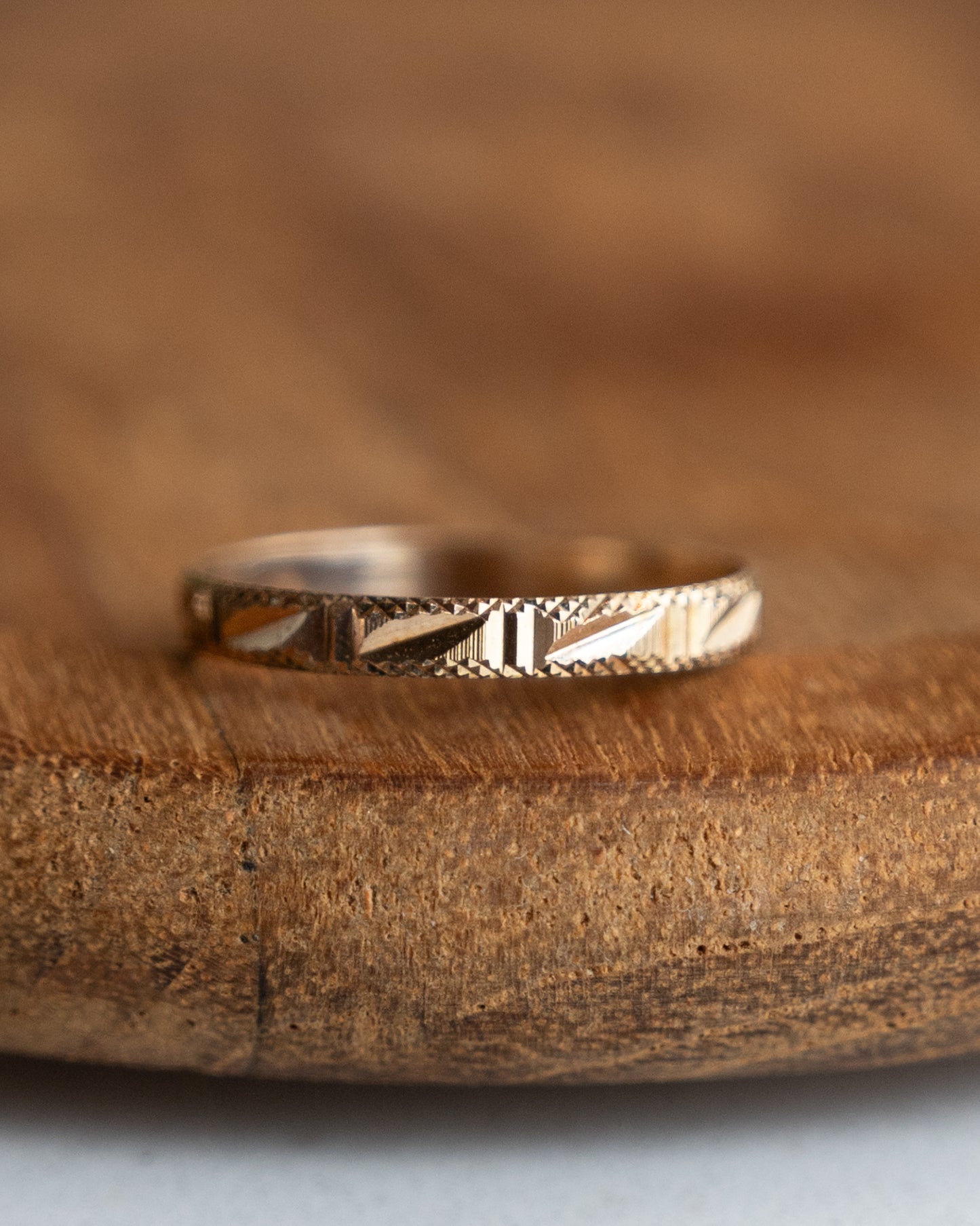 Vintage Retro Geometric Wedding Band in 14k