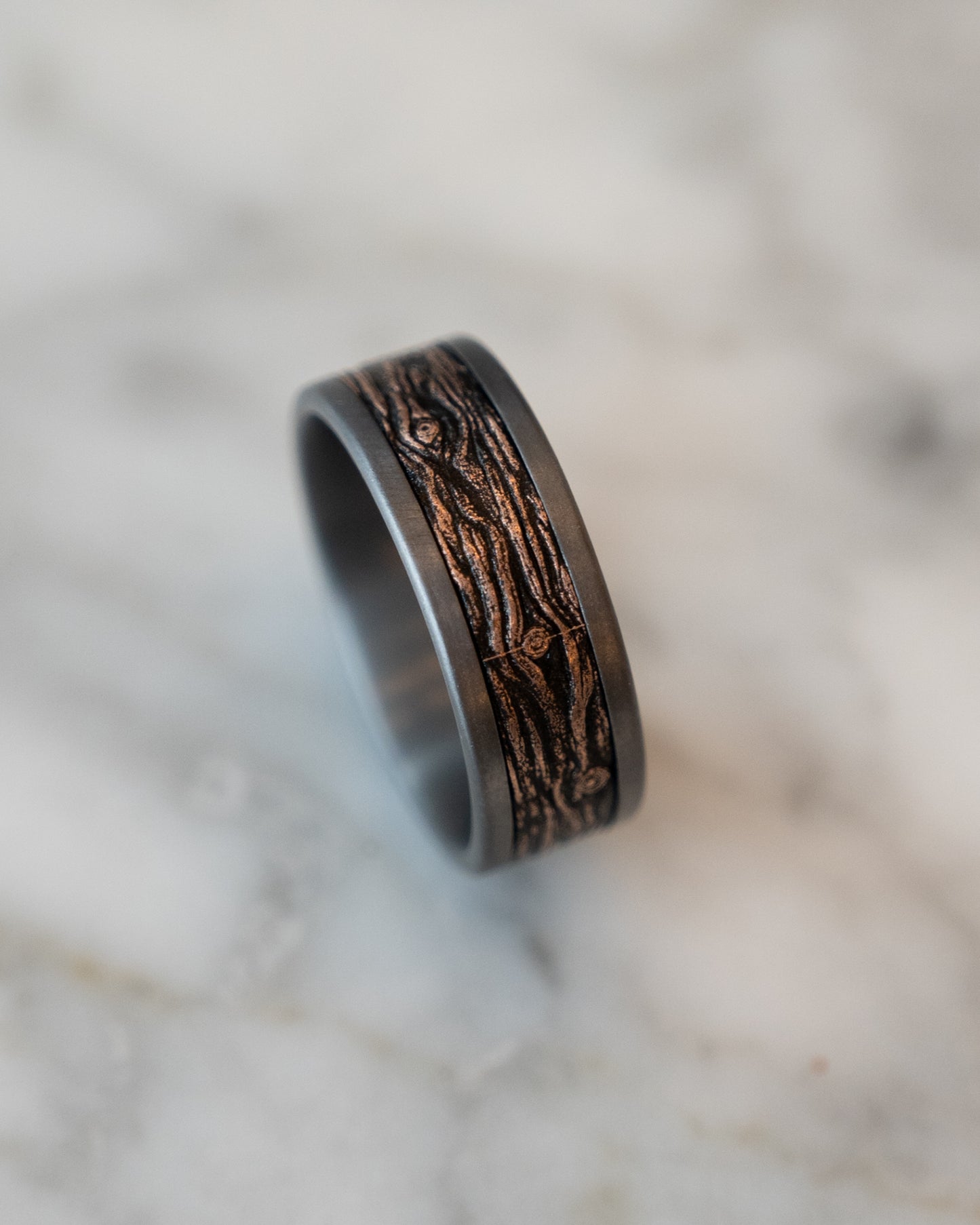 Mens Wood Grain Tantalum Wedding Band in 14k