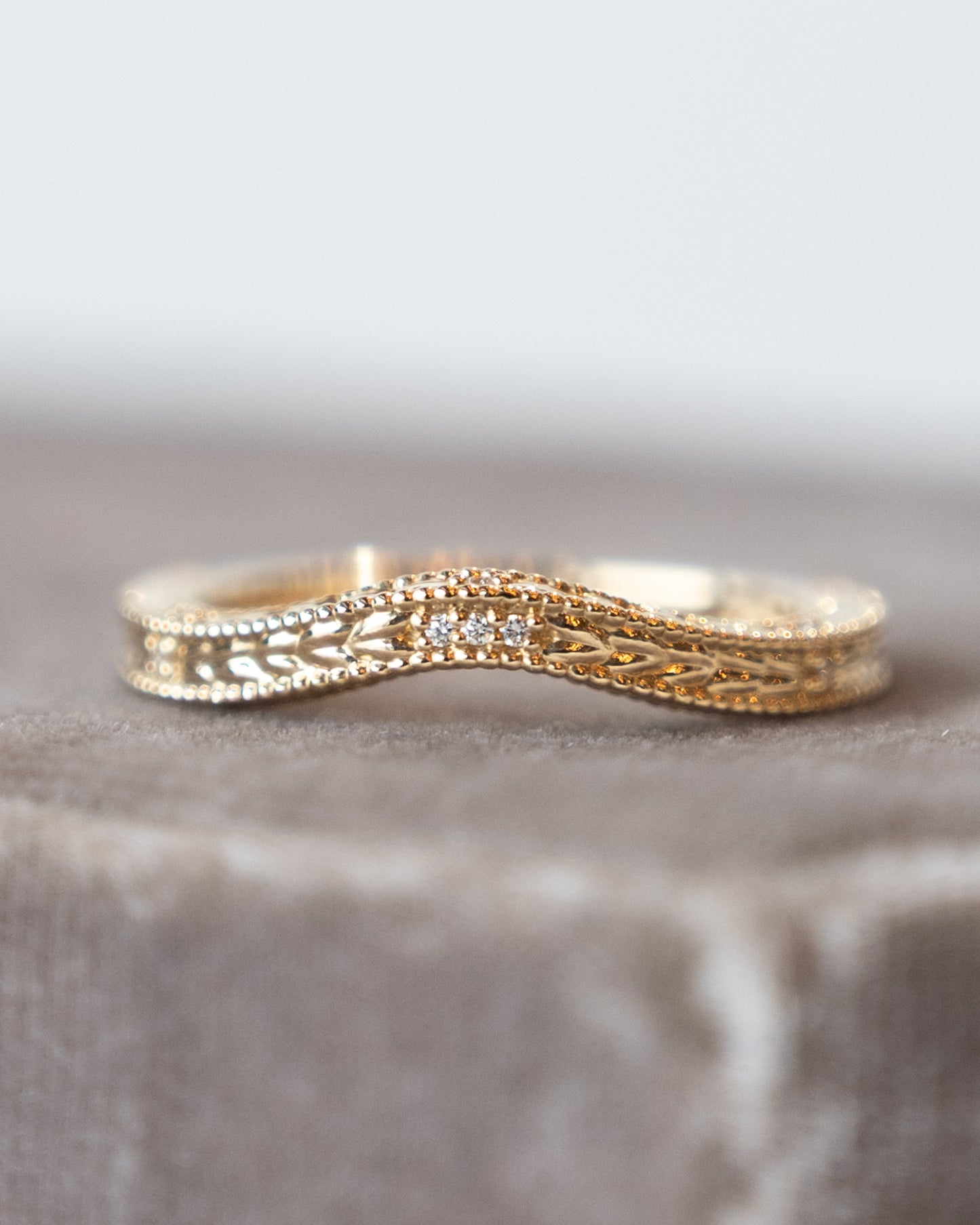 .03 Diamond & Chevron Contour Wedding Band 14k