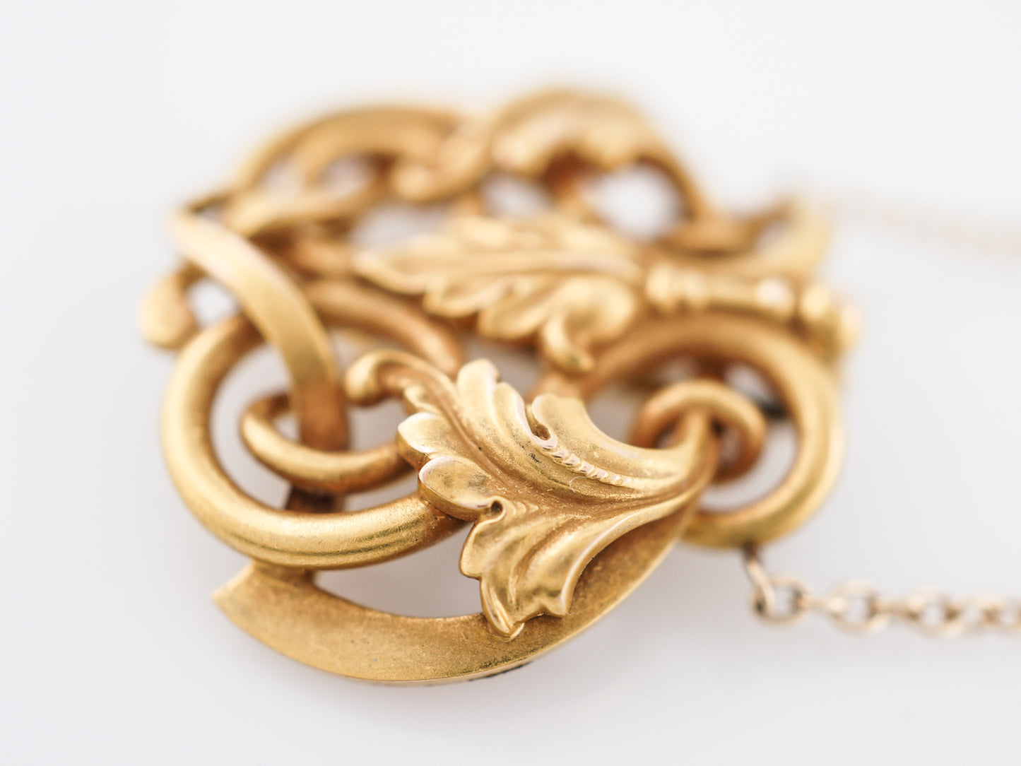 Antique Art Nouveau Pendant in 18k Yellow Gold