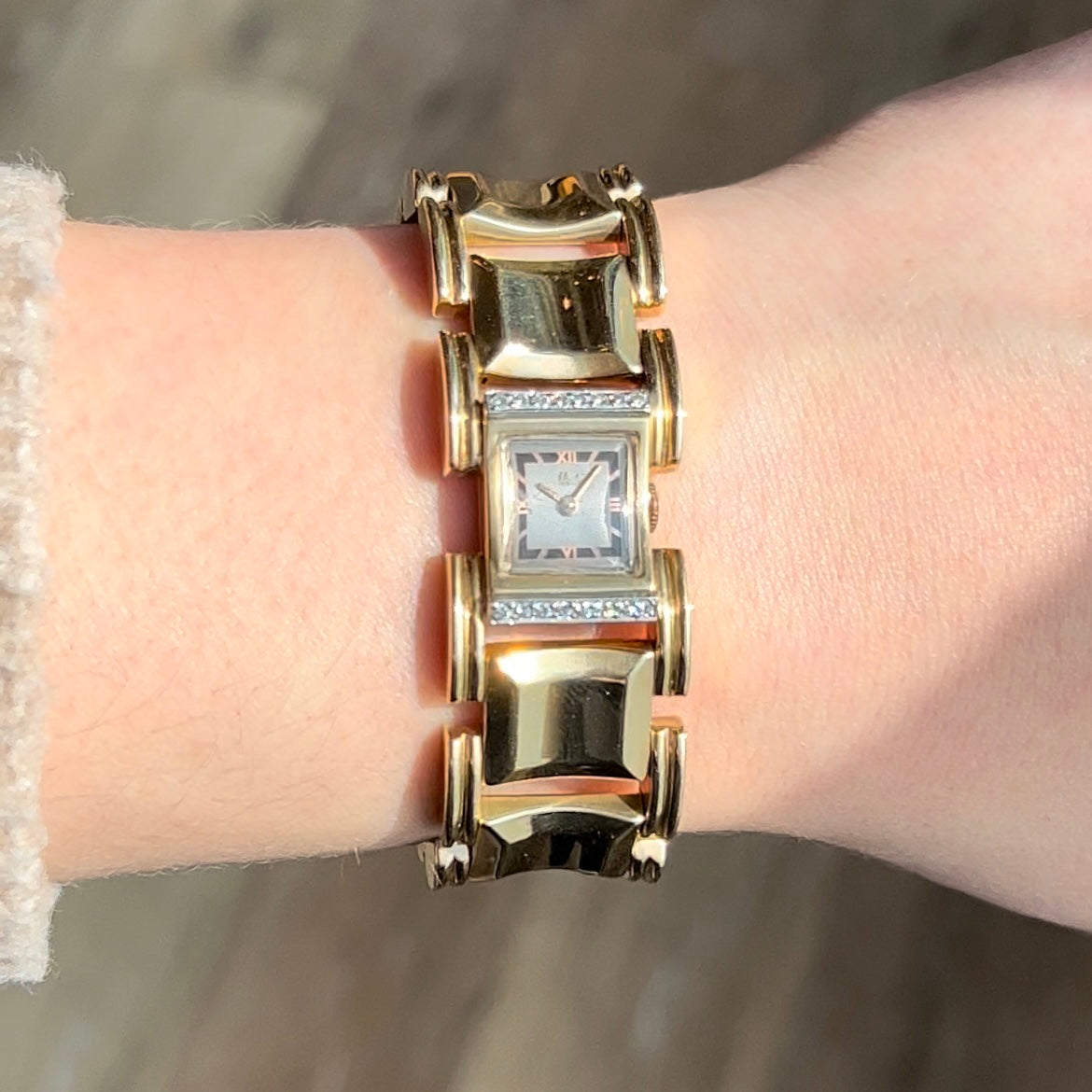 Vintage 1940's Watch Round Brilliant Cut Diamonds in Yellow Gold