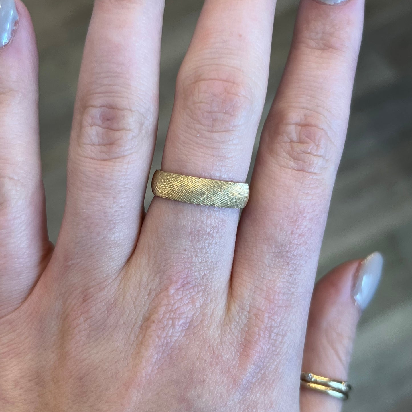 Florentine Finish Men's Wedding Band in 10k Yellow Gold