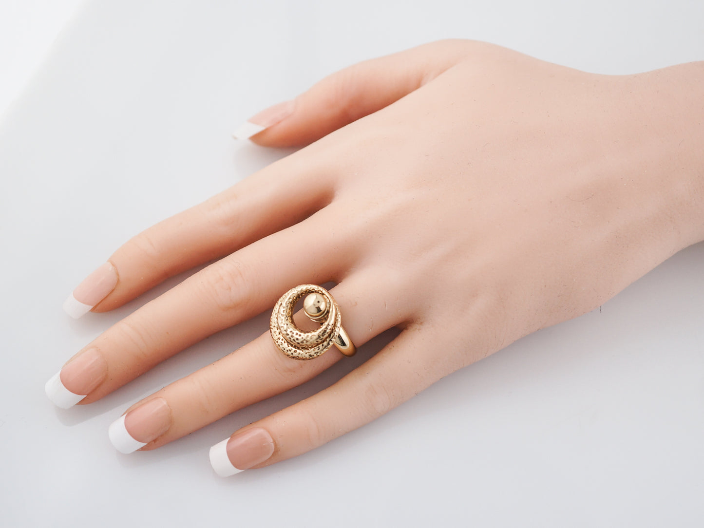 Vintage Right Hand Ring Retro in 14k Yellow Gold