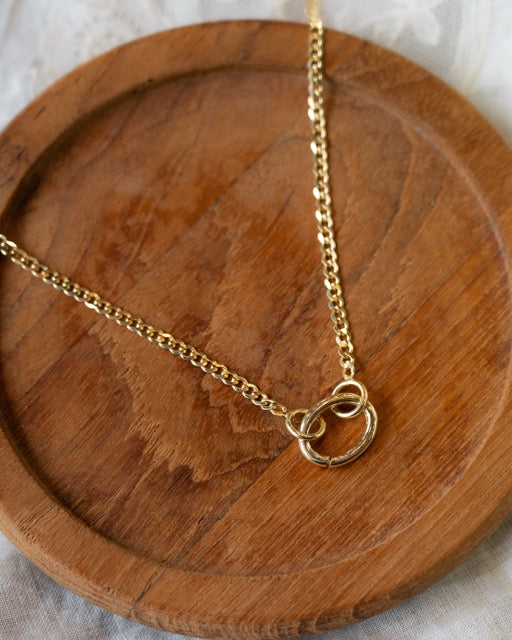 7 Ways to Pair Gold Chains with Summer Basics