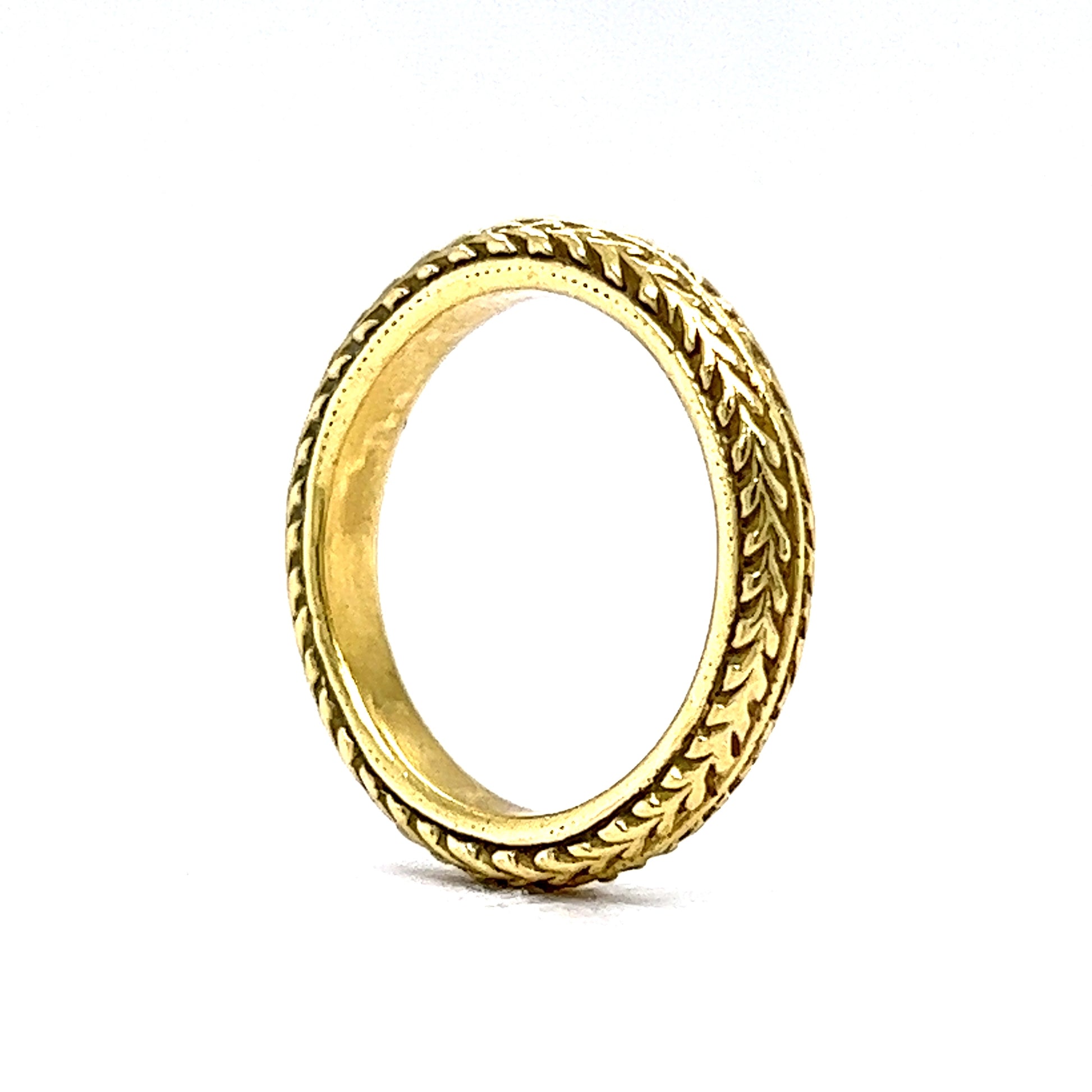 Engraved Double Chevron Pattern Wedding Band in 18k Yellow GoldComposition: 18 Karat Yellow Gold Ring Size: 5.0 Total Gram Weight: 5.0 g Inscription: 18k Dilon
      