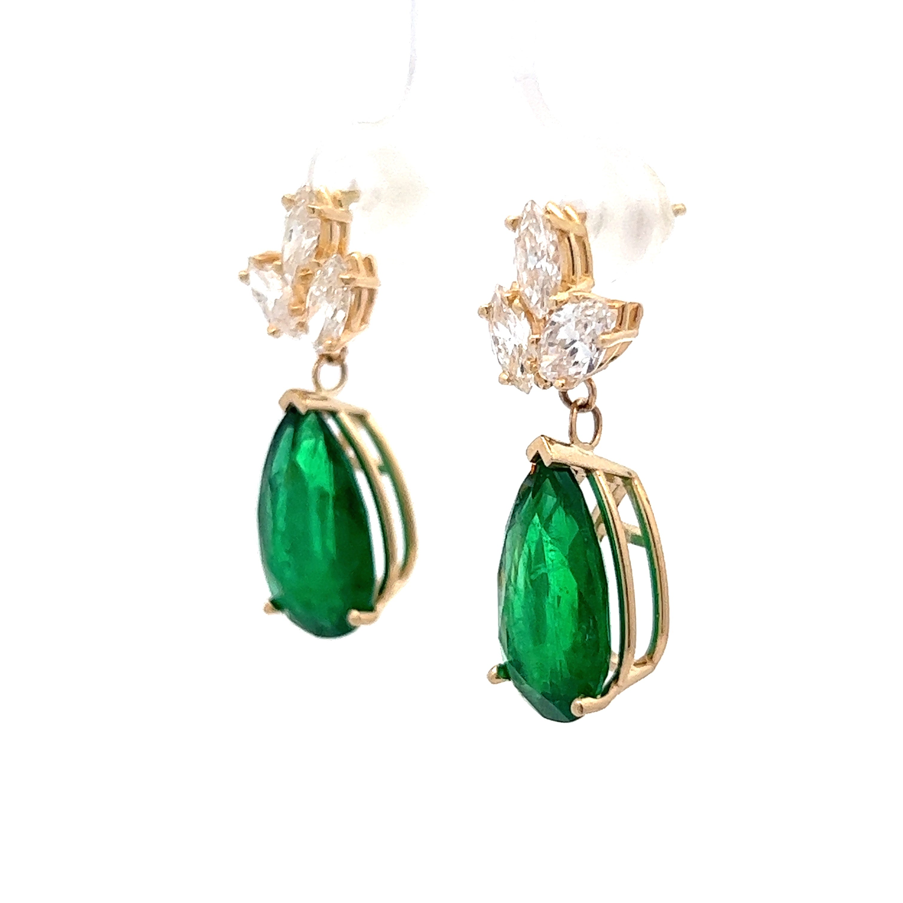 The love for long earrings with emerald -