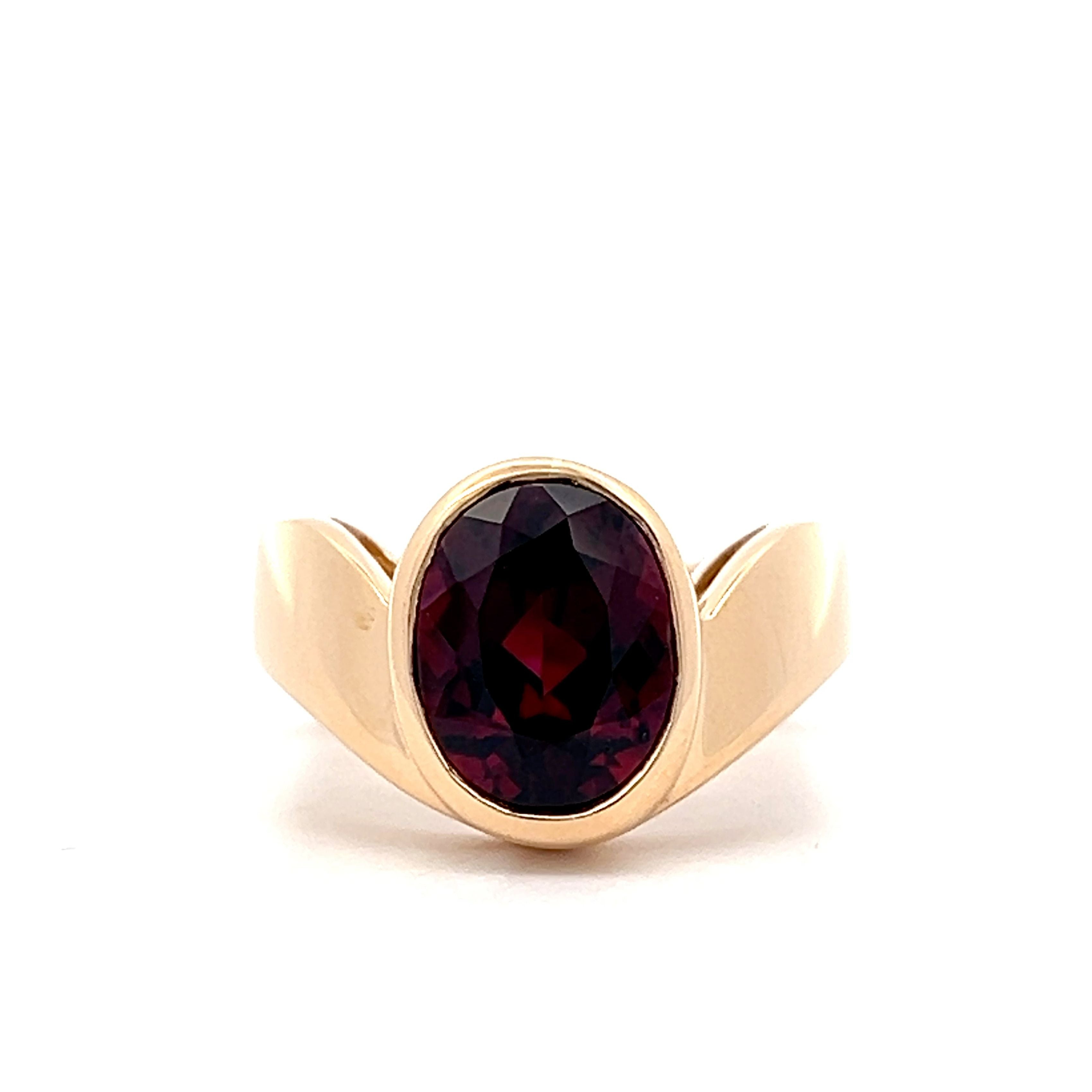 Oval garnet ring deals