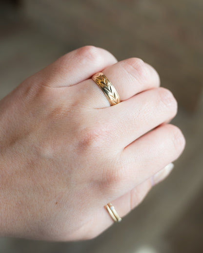 Mens Vintage Chevron Wedding Band in 10k