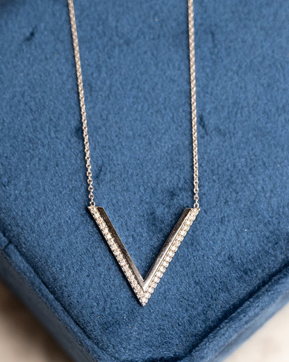 .18 V Shaped Bar Pendant Necklace in 18k White Gold