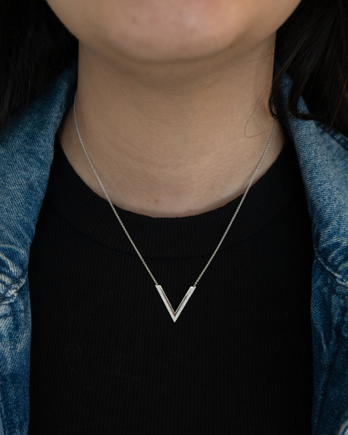 .18 V Shaped Bar Pendant Necklace in 18k White Gold