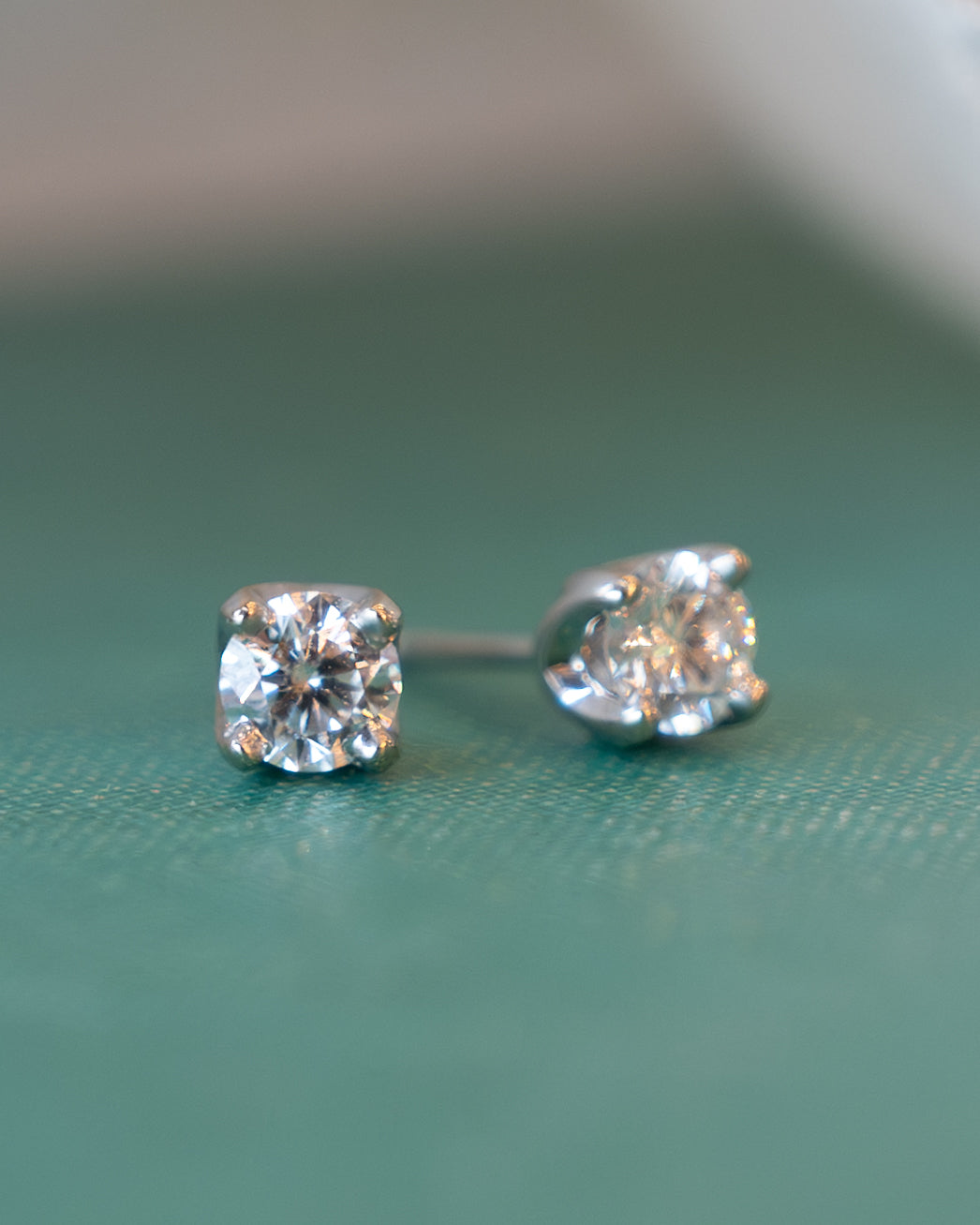 .60 Round Brilliant Diamond Stud Earrings 14k