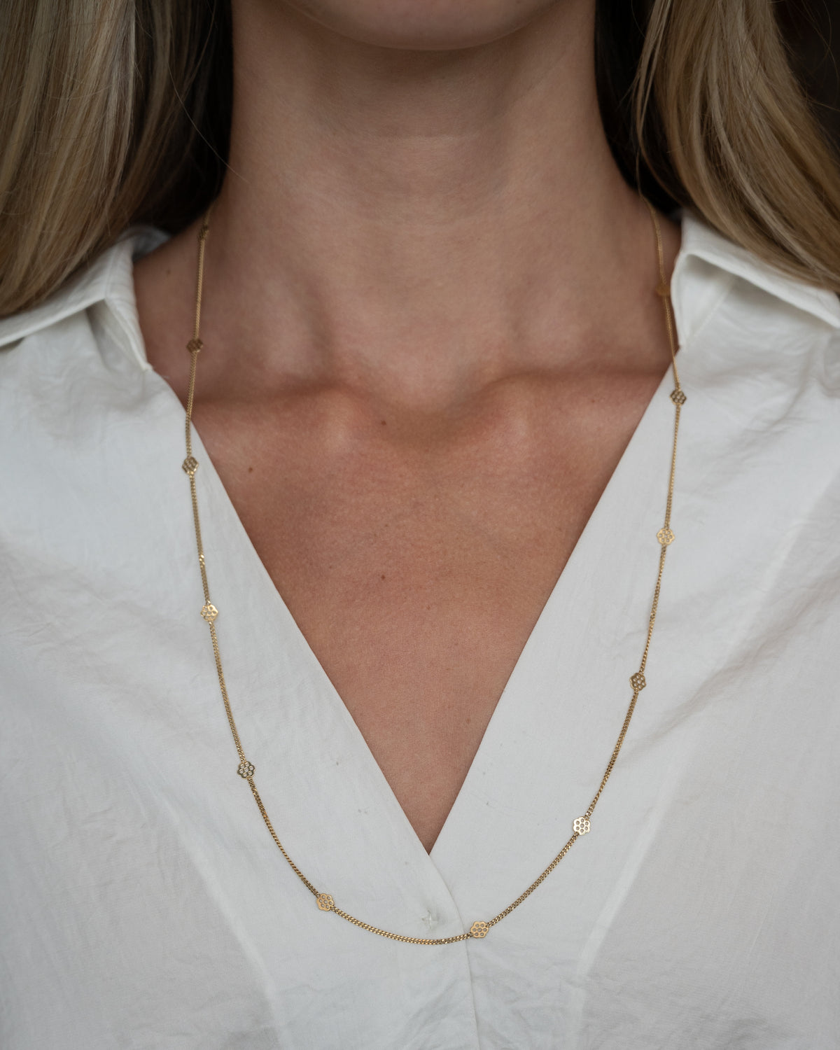28 Inch Italian Flower Station Curb Chain Necklace 14k