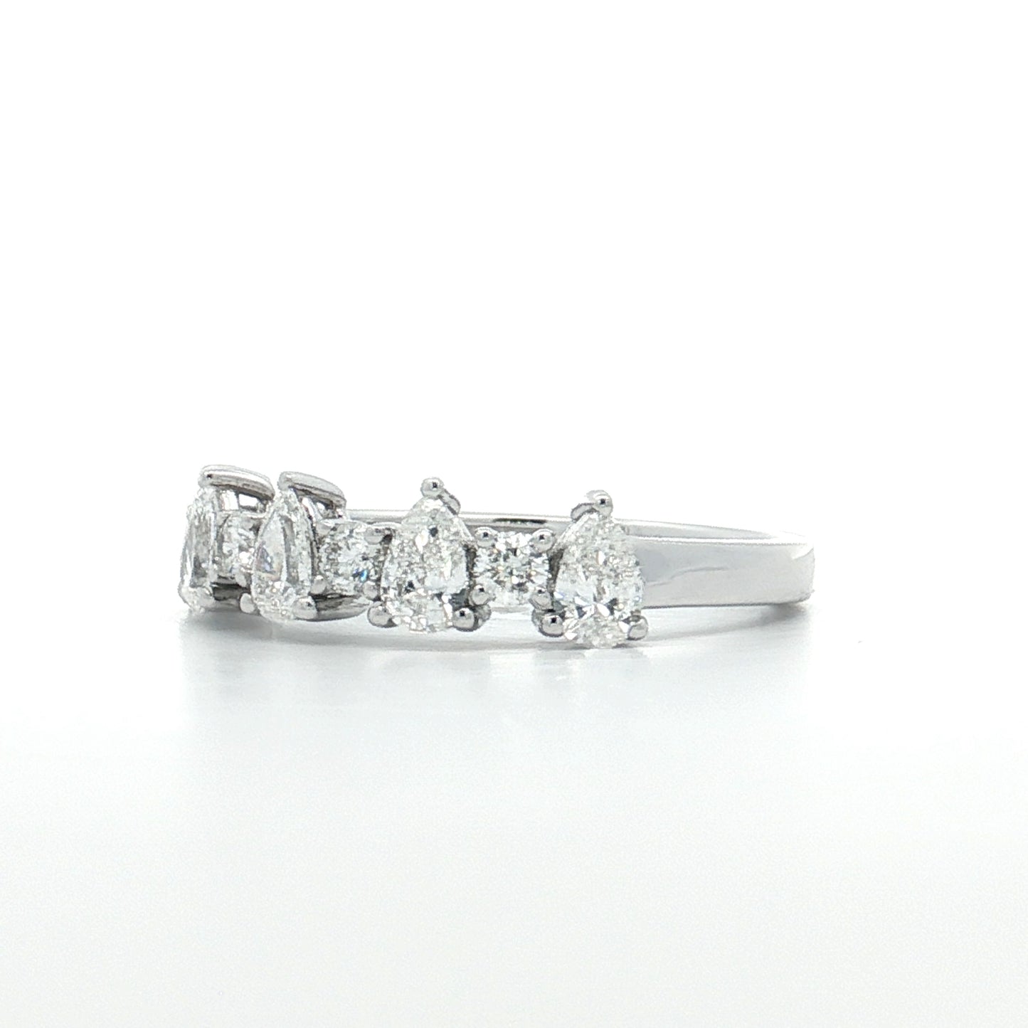 .86 Pear & Round Diamond Wedding Band 18k