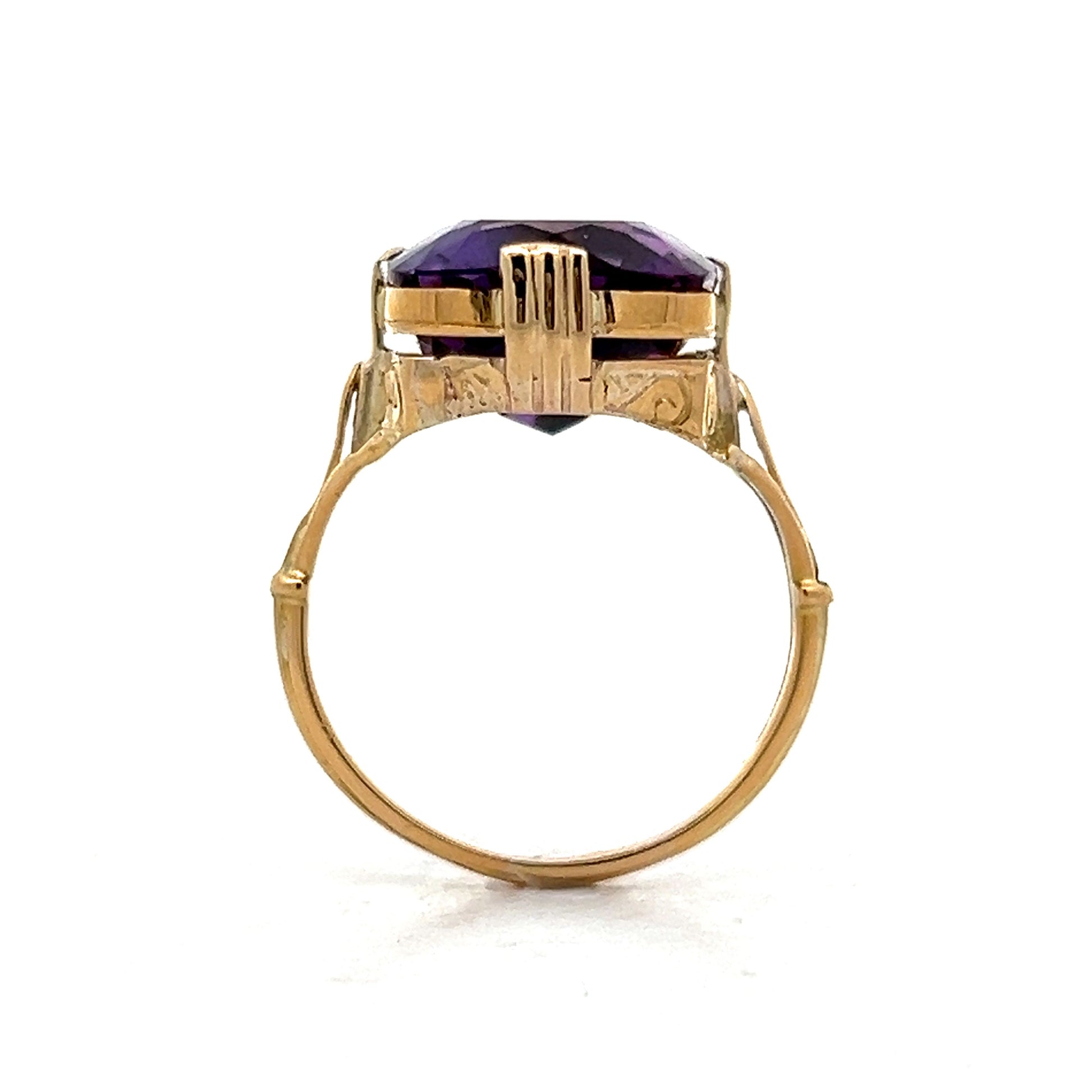 Vintage Amethyst Cocktail Ring in 18k Yellow Gold – Filigree