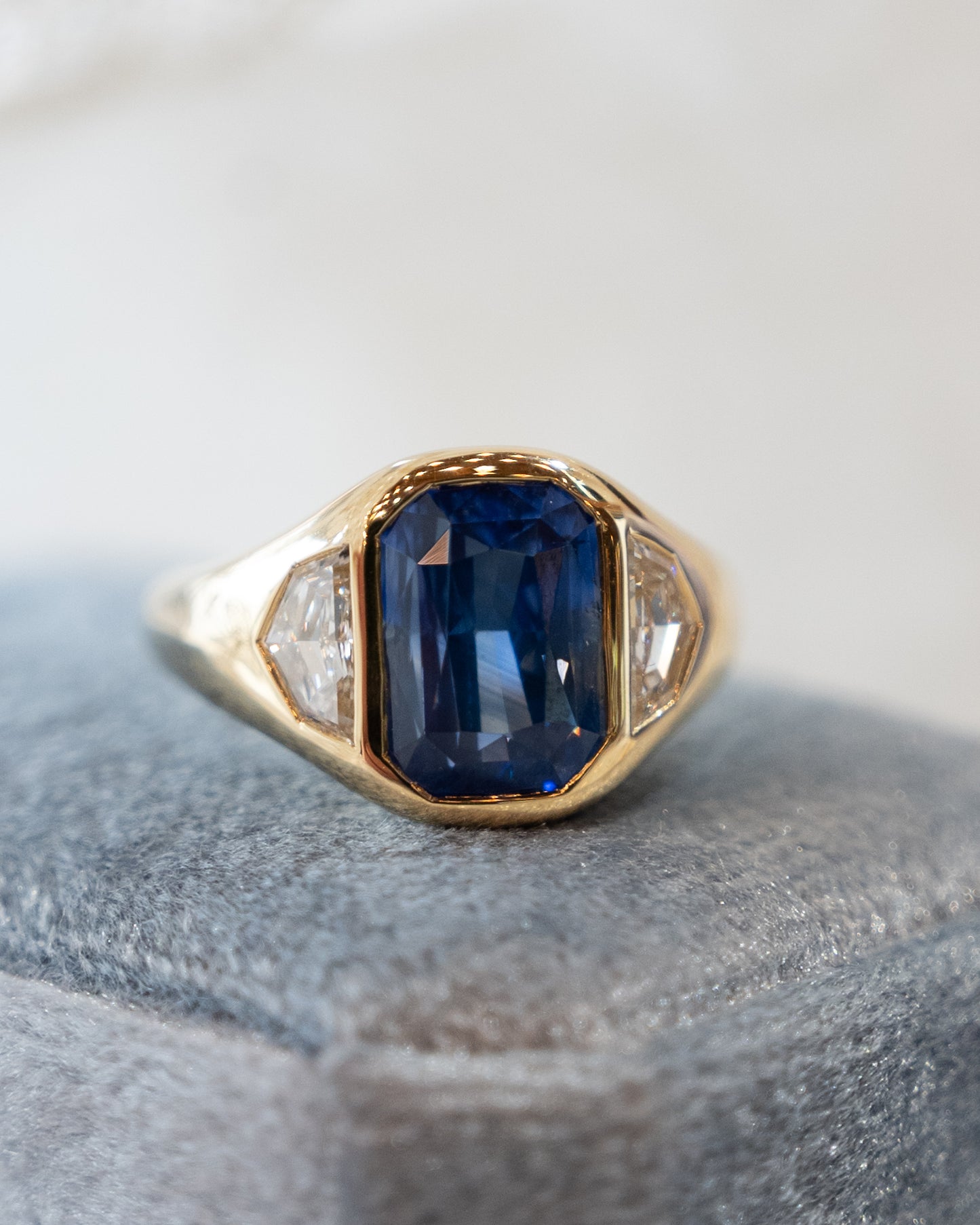 6.06 Cushion Cut Sapphire Engagement Ring 18k