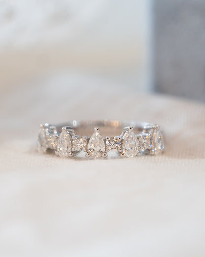 .86 Pear & Round Diamond Wedding Band 18k