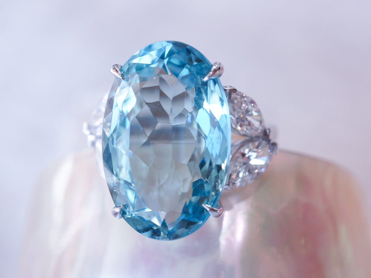 11 Carat Aquamarine Ring w/ Diamond Accents in 14k