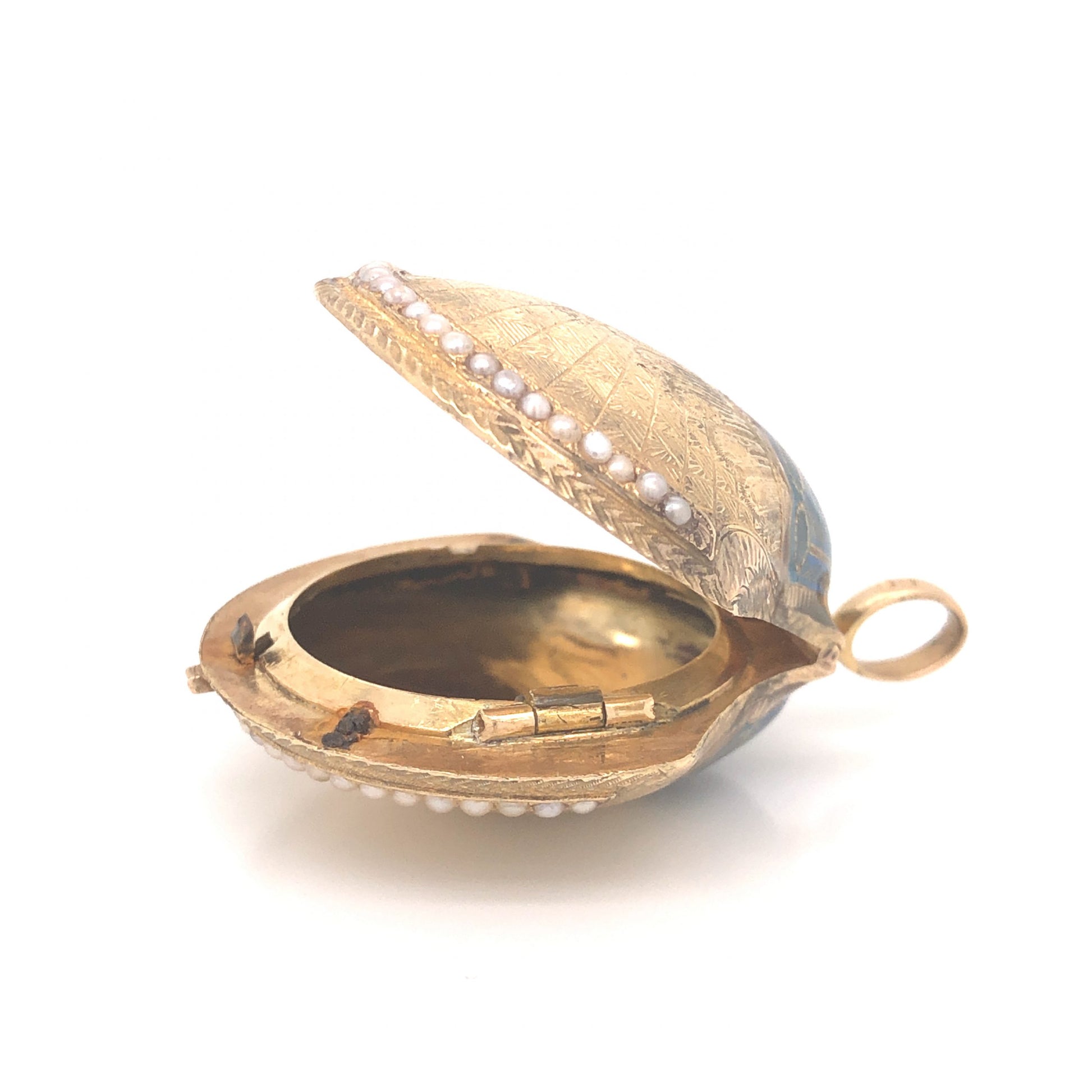 Art Nouveau Pearl Shell Pendant in 18k Yellow Gold