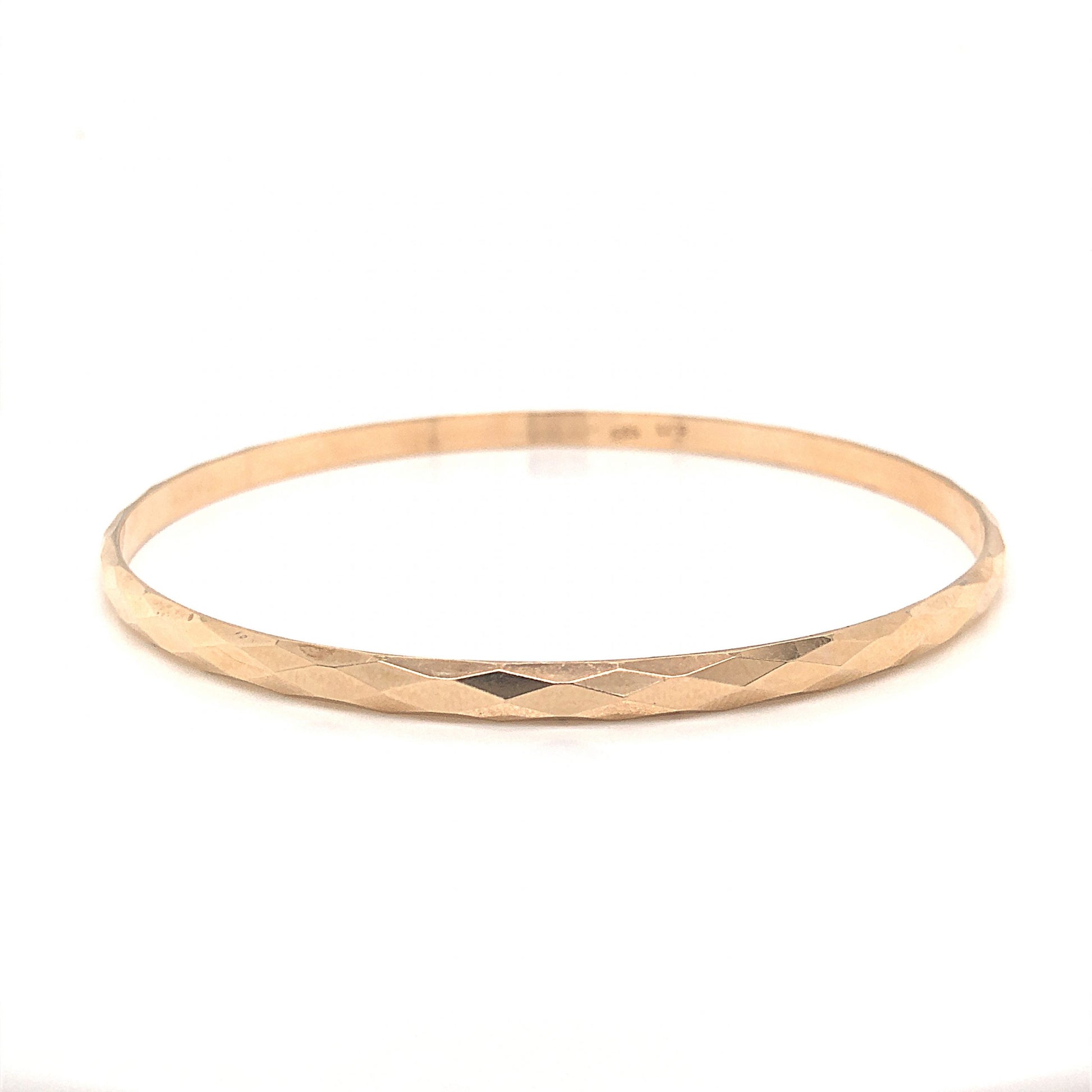 Faceted Bangle Bracelet in 14k Yellow GoldComposition: 14 Karat Yellow Gold Total Gram Weight: 6.1 g Inscription: 9.73 585
      