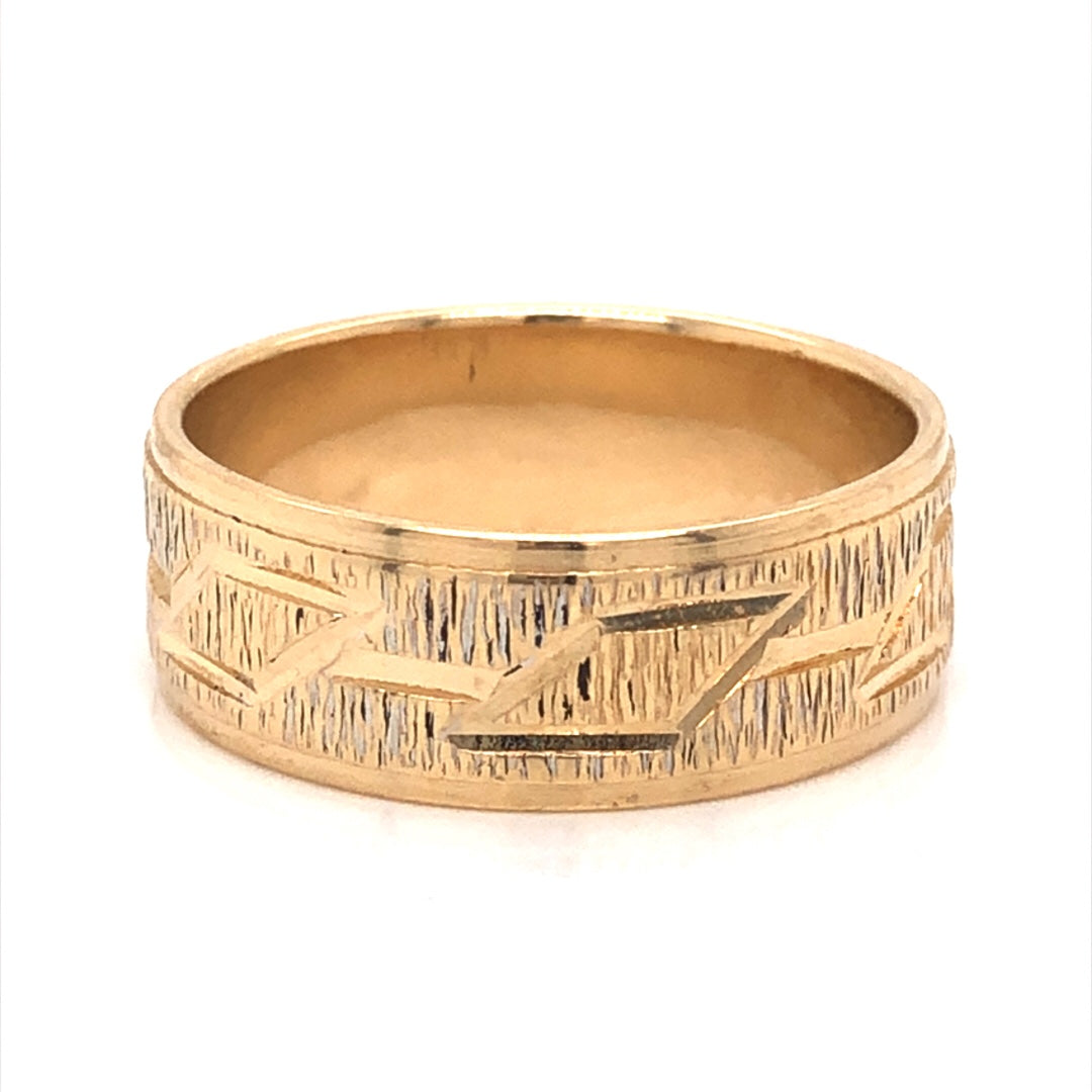 Men's Engraved Textured Wedding Band in 14k Yellow GoldComposition: 14 Karat Yellow Gold Ring Size: 8 Total Gram Weight: 6.0 g Inscription: 14k
      