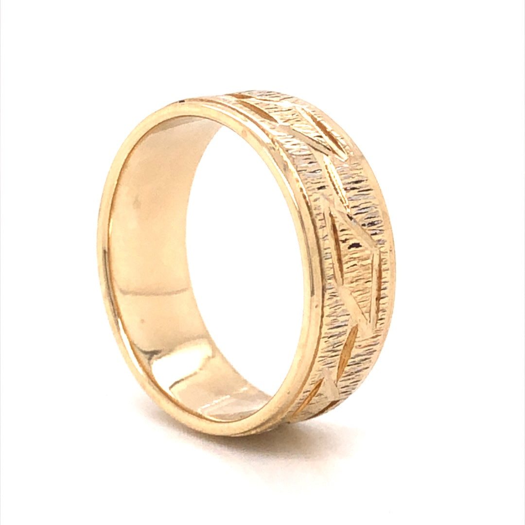 Men's Engraved Textured Wedding Band in 14k Yellow GoldComposition: 14 Karat Yellow Gold Ring Size: 8 Total Gram Weight: 6.0 g Inscription: 14k
      