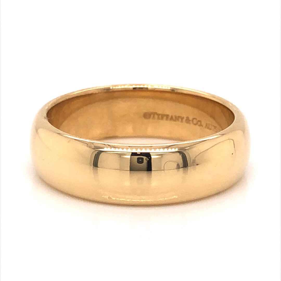 Tiffany & Co. Men's Wedding Band in 18k Yellow GoldComposition: 18 Karat Yellow Gold Ring Size: 8 Total Gram Weight: 9.1 g Inscription: Tiffany & Co. AU 750
      