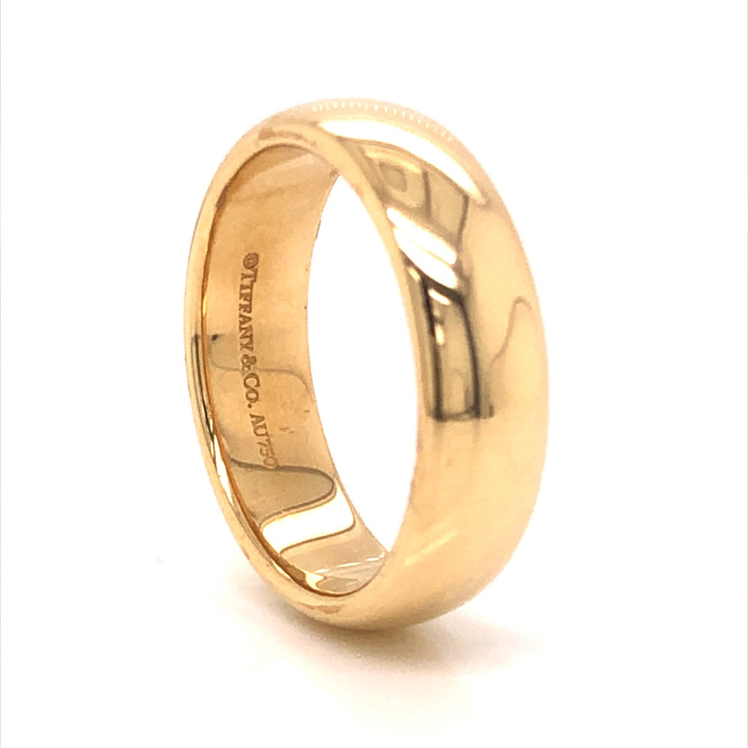 Tiffany & Co. Men's Wedding Band in 18k Yellow GoldComposition: 18 Karat Yellow Gold Ring Size: 8 Total Gram Weight: 9.1 g Inscription: Tiffany & Co. AU 750
      
