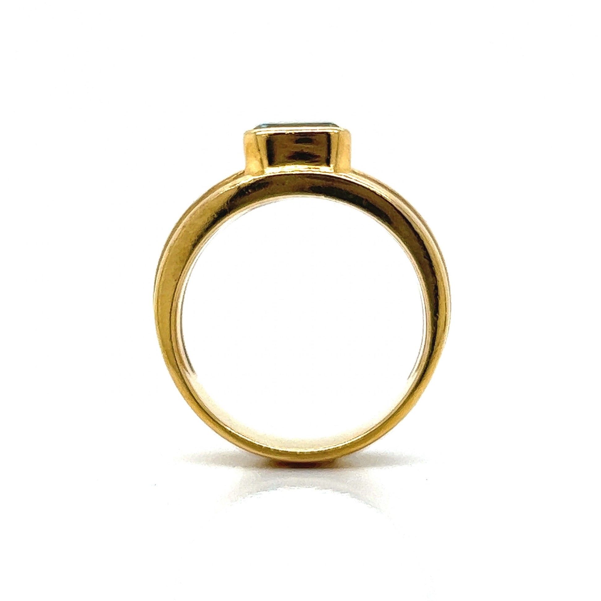 Tiffany & Co. Bezel Set Aquamarine Ring in 18k Yellow GoldComposition: 18 Karat Yellow Gold Ring Size: 7 Total Gram Weight: 9.9 g Inscription: Tiffany & Co. 1985 750
      
