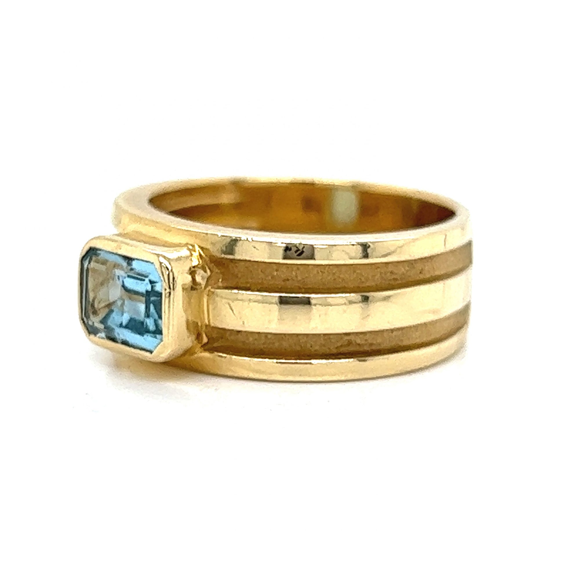 Tiffany & Co. Bezel Set Aquamarine Ring in 18k Yellow GoldComposition: 18 Karat Yellow Gold Ring Size: 7 Total Gram Weight: 9.9 g Inscription: Tiffany & Co. 1985 750
      