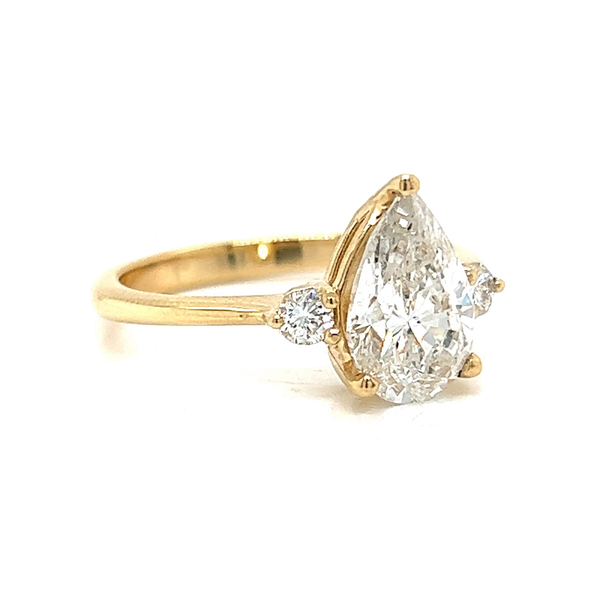 2.00 ct Pear Shaped J/VS1 Diamond Solitaire Engagement Ring 14K Yellow Gold