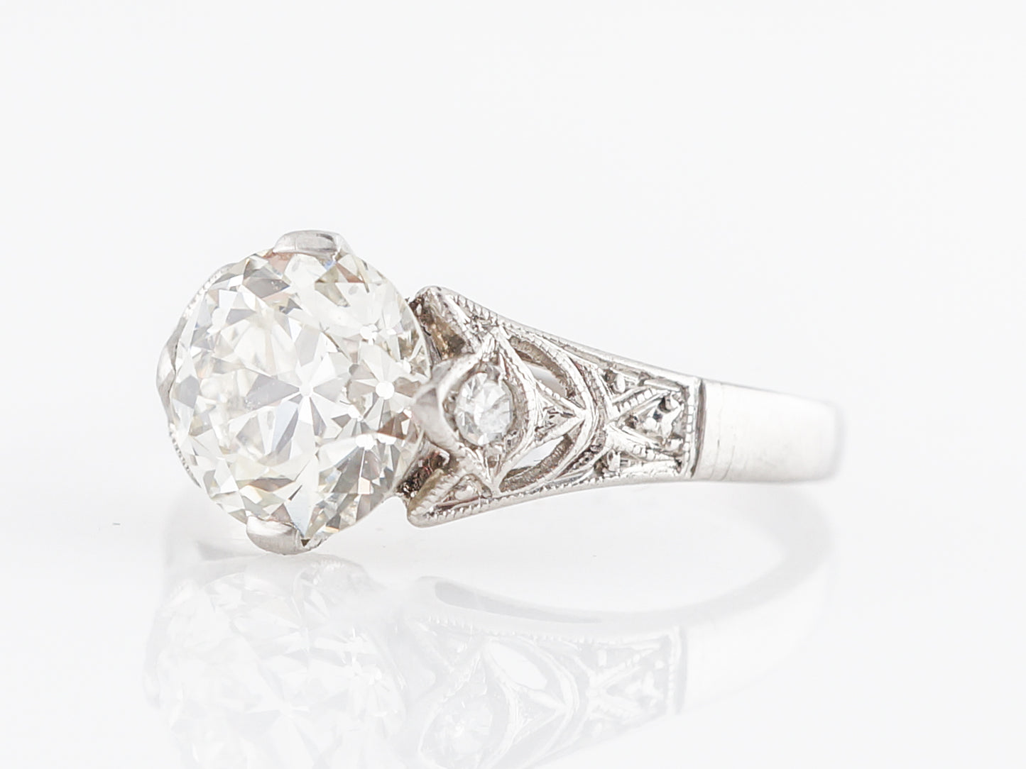 Exquisite Art Deco Diamond Engagement Ring in Platinum