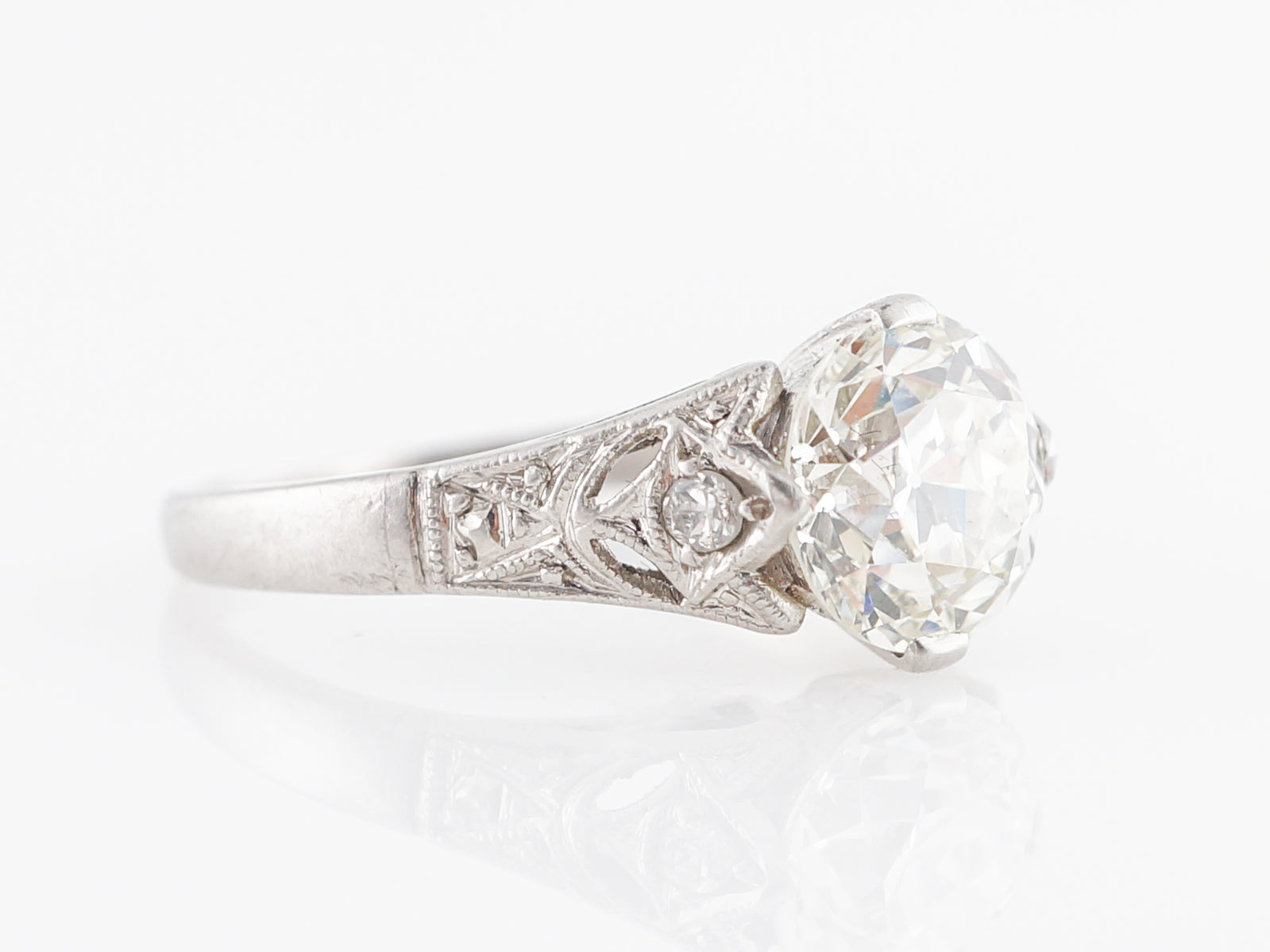 Exquisite Art Deco Diamond Engagement Ring in Platinum
