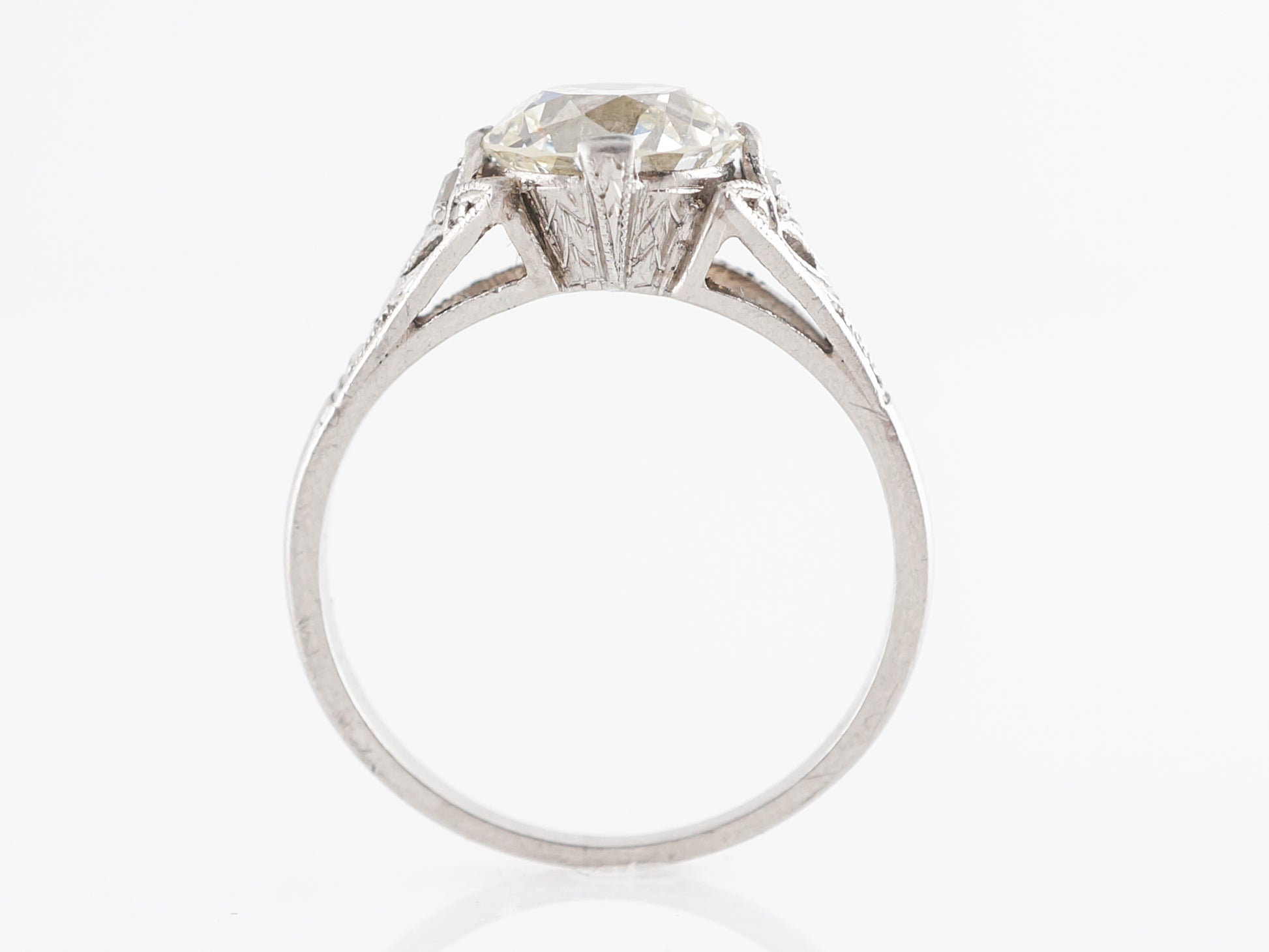 Exquisite Art Deco Diamond Engagement Ring in Platinum