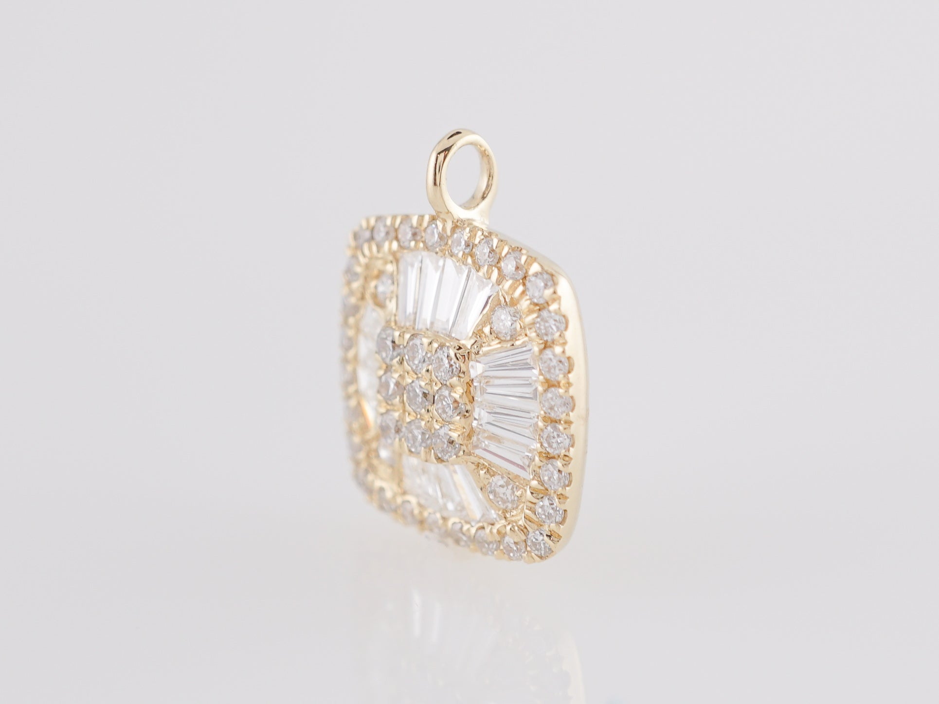 .26 Diamond Pave Pendant in 14k Yellow GoldComposition: Platinum Total Diamond Weight: .26ct Total Gram Weight: 0.6 g Inscription: 14k
      