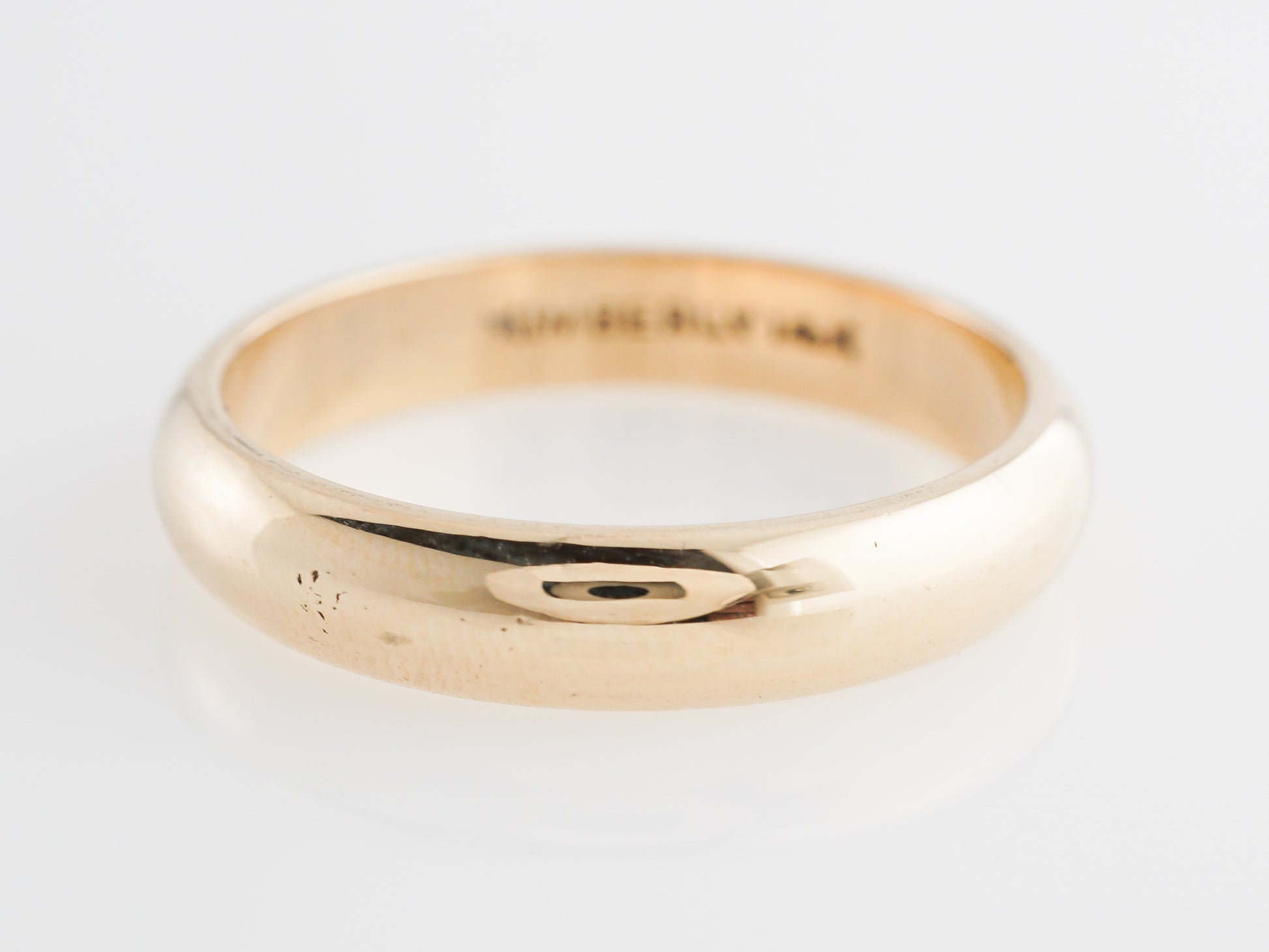 4mm Simple Wedding Band in 14k Yellow GoldComposition: Platinum Ring Size: 7.75 Total Gram Weight: 3.7 g Inscription: 14k
      