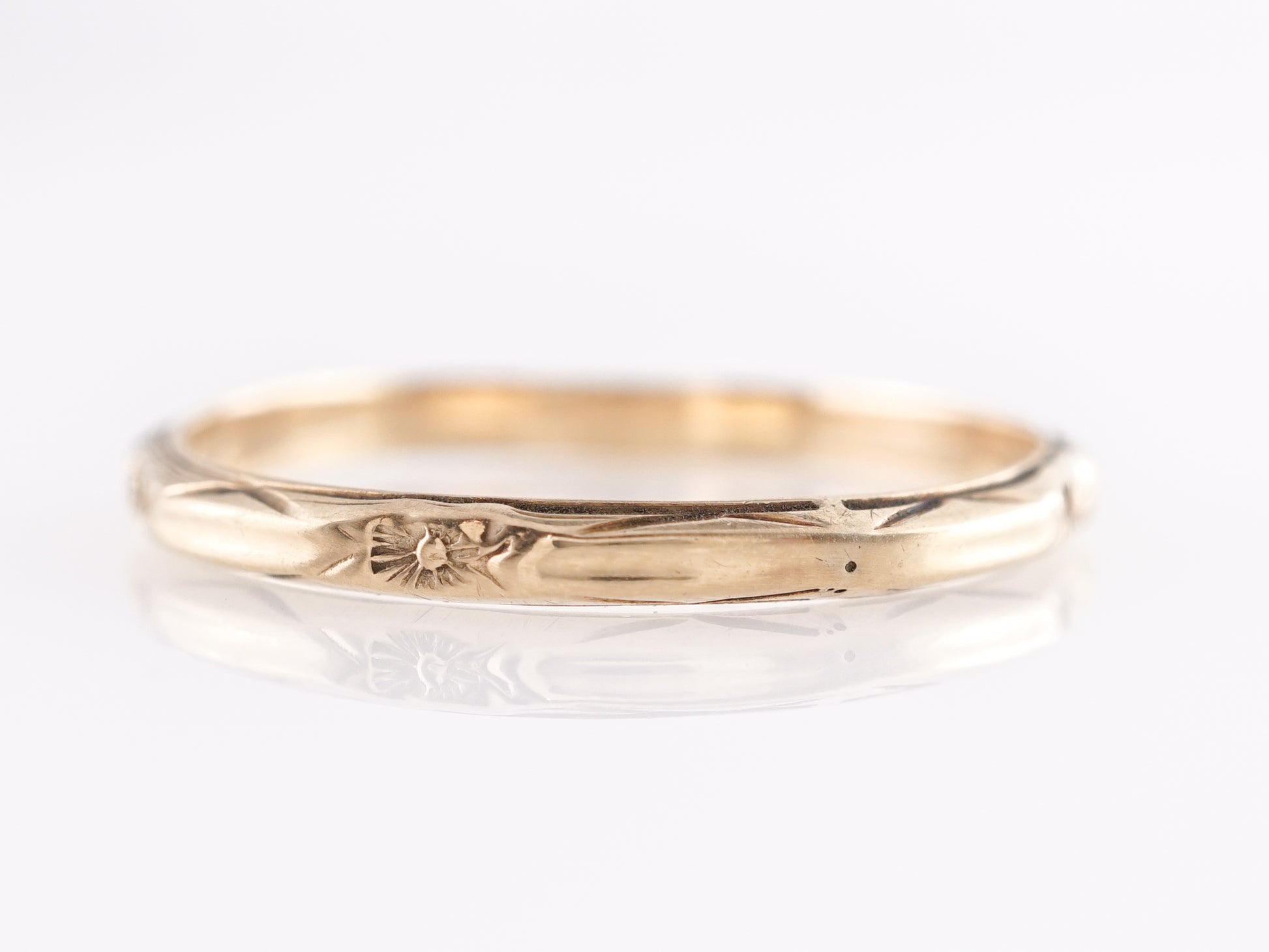 Antique Yellow Gold Orange Blossom Wedding Band in 10kComposition: Platinum Ring Size: 6.5 Total Gram Weight: 1.1 g Inscription: 10k
      