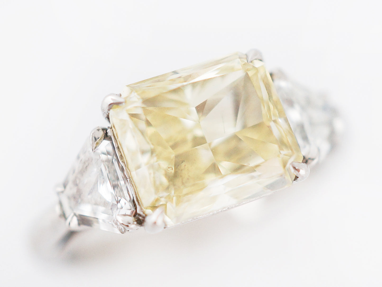 ***RTV***Engagement Ring Modern GIA 3.02 Rectangular Cut Yellow Diamond in Platinum