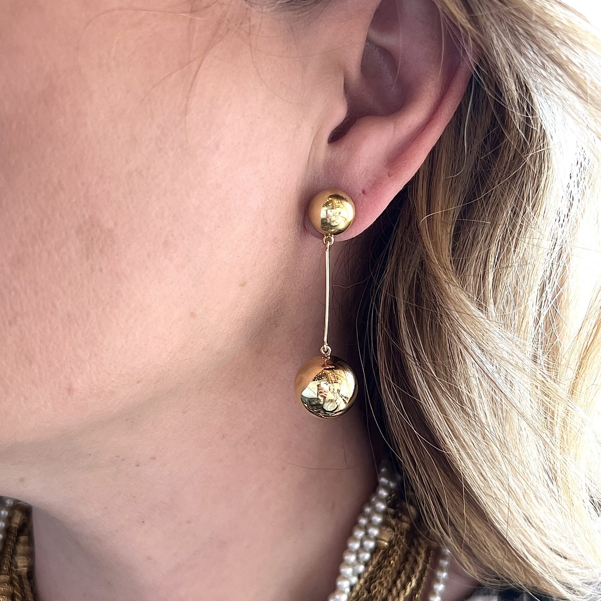 Mid-Century Sphere Drop Earrings in 18k Yellow GoldComposition: 18 Karat Yellow Gold Total Gram Weight: 3.8 g