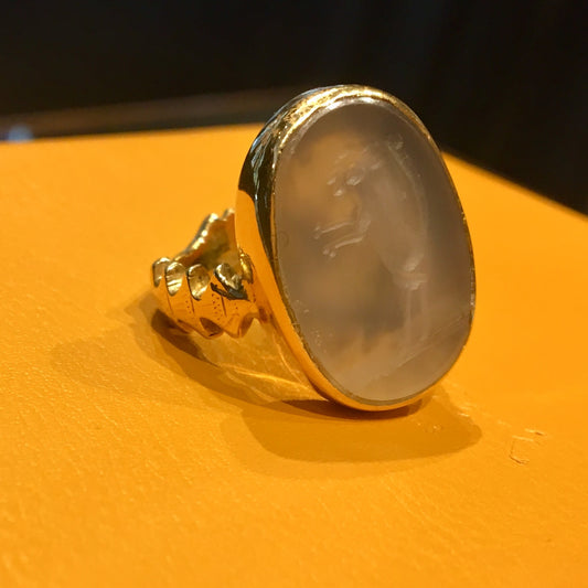 Antique Right Hand Ring Art Deco Intaglio Cut Agate in Vintage 15k Yellow Gold