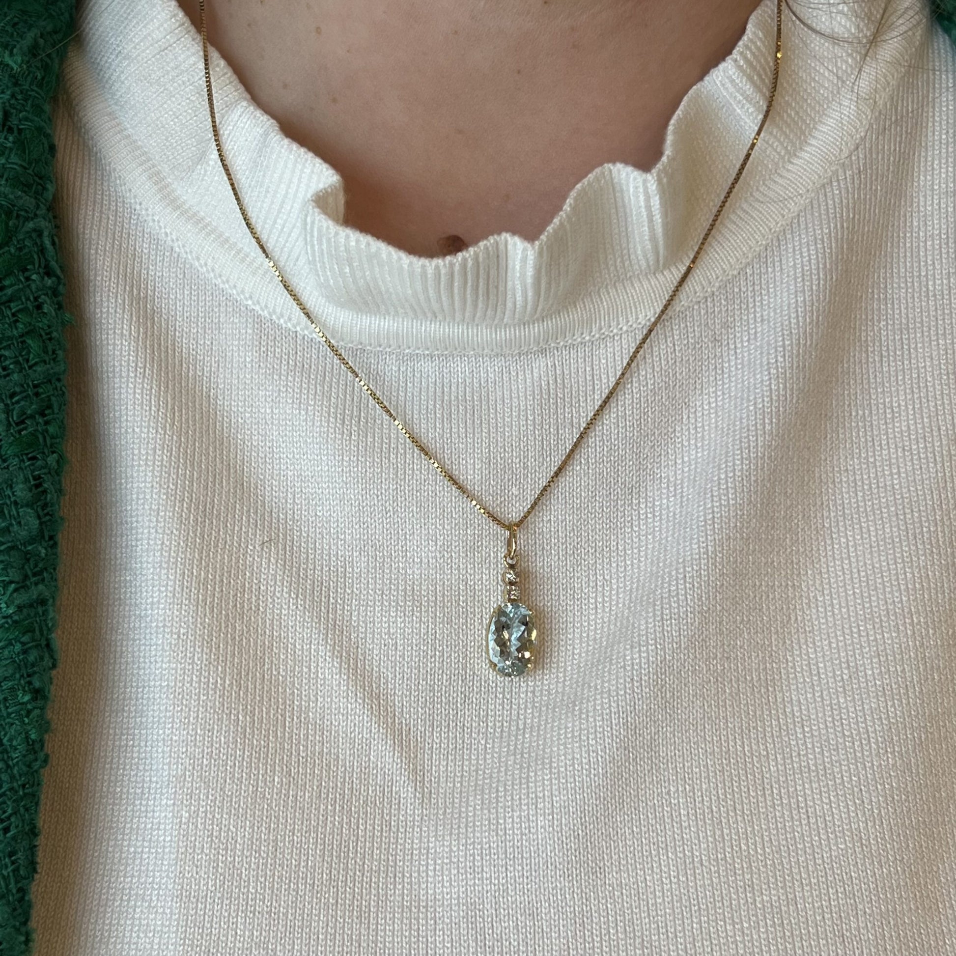 Elegant Aquamarine Pendant Necklace in 14k Yellow Gold