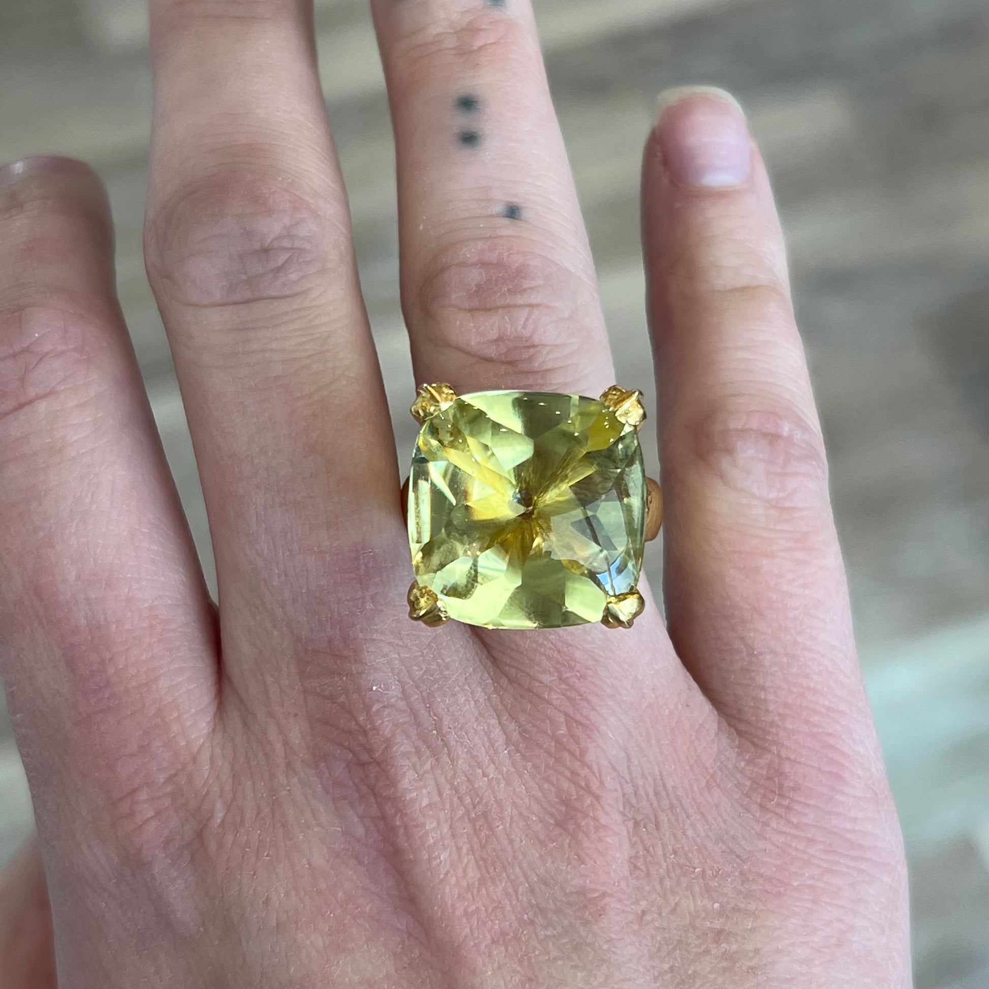 Elizabeth Locke Lemon Quartz Ring 19k Yellow Gold