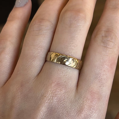 Men's Mid-Century Etched Wedding Band in 14k Yellow Gold