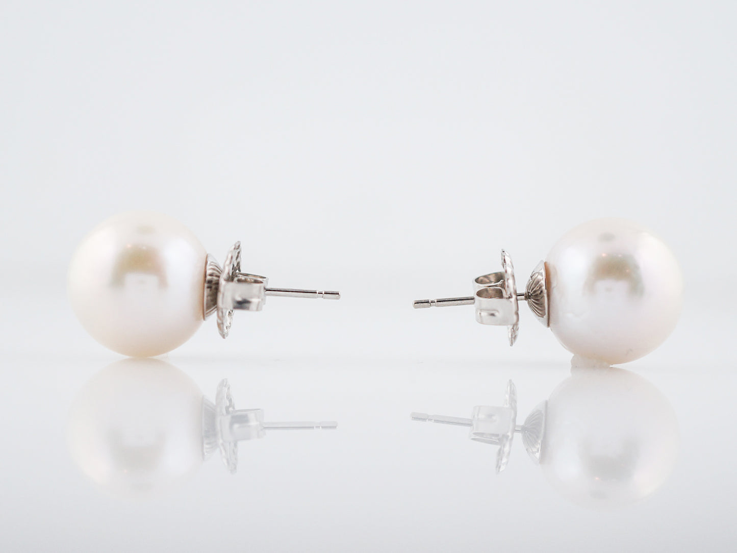 Modern Earrings Pearls in 18k White Gold