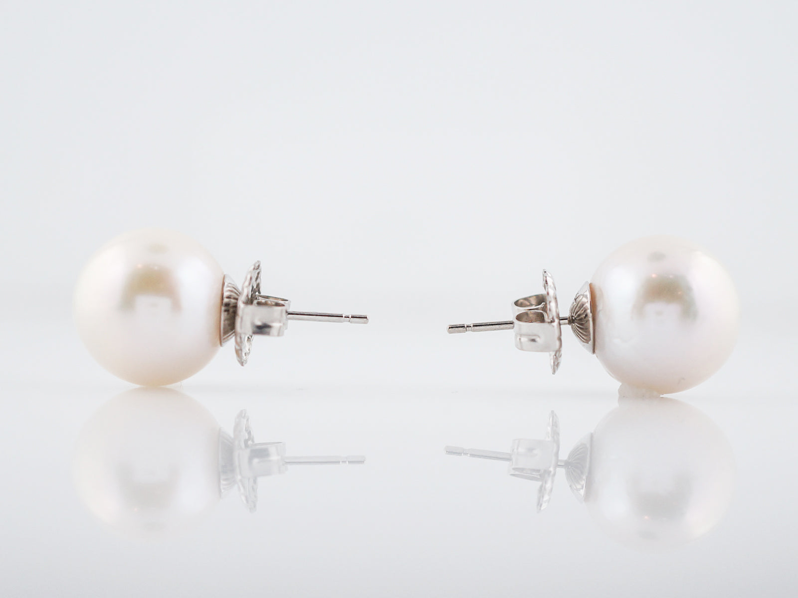 Modern Earrings Pearls in 18k White Gold