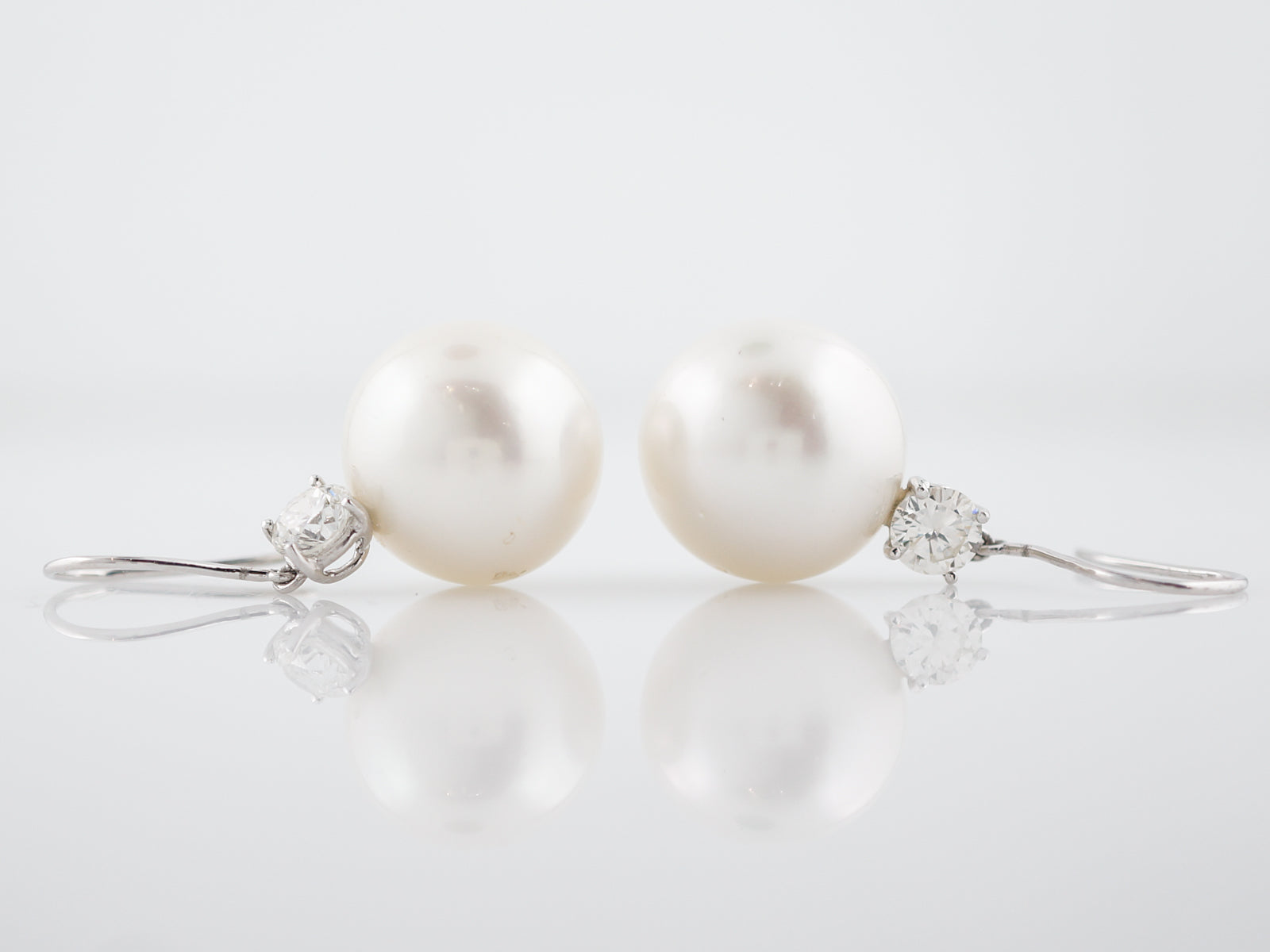Pearl Earrings Modern 1.18 Round Brilliant Cut Diamond in Platinum
